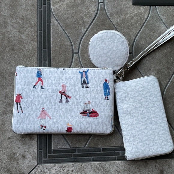 Michael Kors Jet Set Girls Wristlet Trio - Picture 3 of 16